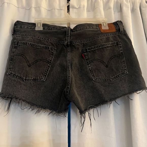 Levi’s premium black denim frayed shorts sz 34 - Picture 2 of 6